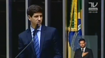 João Campos homenageia o pai na Câmara dos Deputados